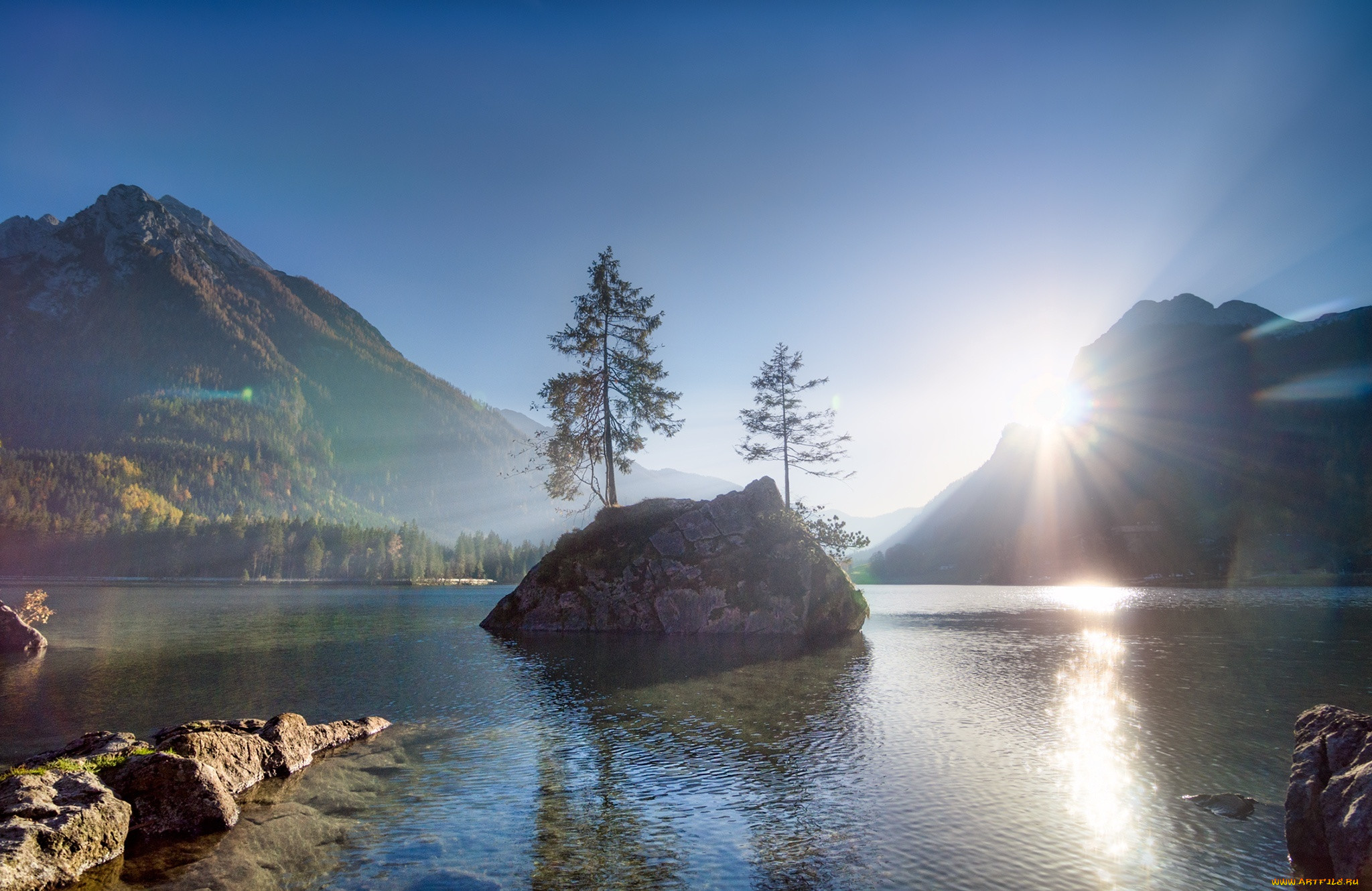 Восхитительные края. Красивый пейзаж. Горы озеро рассвет. Рассвет на Горном озере. Раннее утро в горах.